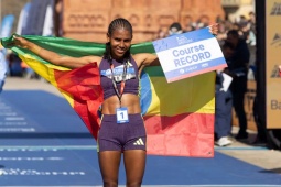 Nóng nhất thể thao chiều 16/3: Nữ VĐV suýt phá kỷ lục thế giới ngay lần đầu chạy marathon