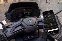 Yamaha Tricity 300 2026 ra mắt, trang bị túi khí an toàn như ô tô