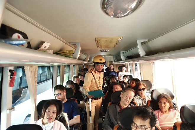 Ngoài xử lý vi phạm dừng, đỗ sai quy định, lực lượng chức năng cũng kiểm tra các điều kiện hoạt động vận tải như phù hiệu, lệnh vận chuyển, thiết bị giám sát hành trình và giấy tờ liên quan theo quy định.