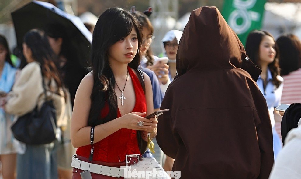 Việc chuẩn bị trang phục, make-up khi đi xem concert được nhiều người hâm mộ chú trọng. Bạn Minh Thư (Tây Hồ) dành 3 tiếng đồng hồ để chuẩn bị trang phục, make-up với tổng chi phí lên đến 800.000 đồng. Minh Thư chọn trang phục màu đỏ - tông màu yêu thích của thần tượng.