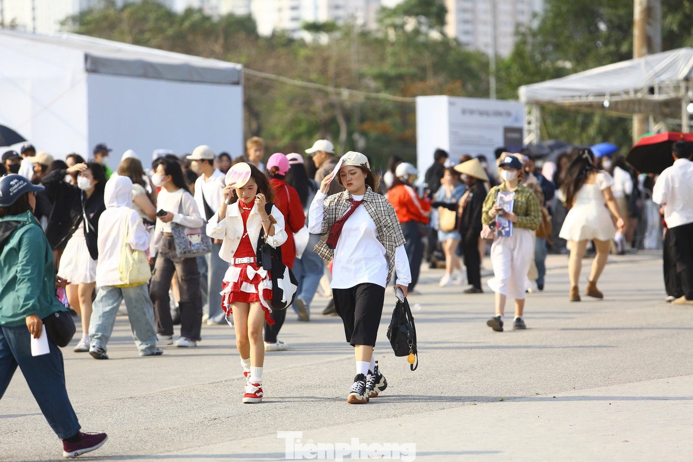 Ban đầu, A White Valentine Concert dự kiến tổ chức vào ngày 14/3, tuy nhiên bị hoãn lại, dời sang 16/3 theo đề nghị của Sở Văn hóa và Thể thao Thành phố Hà Nội, do trùng thời điểm diễn ra cuộc bầu cử Đại biểu Quốc hội khóa XVI và Đại biểu Hội đồng Nhân dân các cấp nhiệm kỳ 2026-2031.