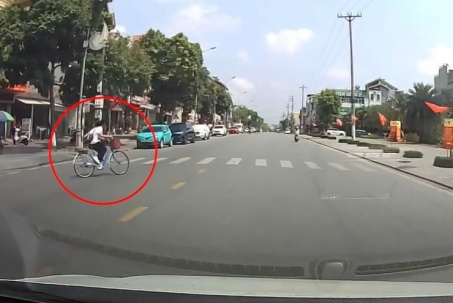 Clip: Sang đường như “bay”, bé gái đi xe đạp bị ô tô đâm ngã dúi dụi xuống đường