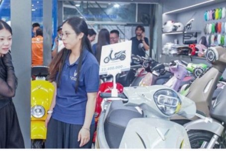 Giá xăng dầu tăng cao, nhu cầu mua xe máy điện tăng đột biến