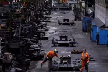 Giá dầu thế giới tăng mạnh, vàng rơi mốc 5.000 USD/ounce