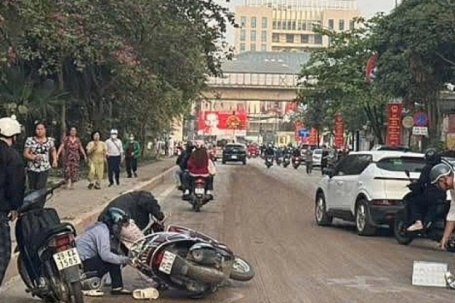 Ngã nhào vì bùn đất trên phố Hà Nội
