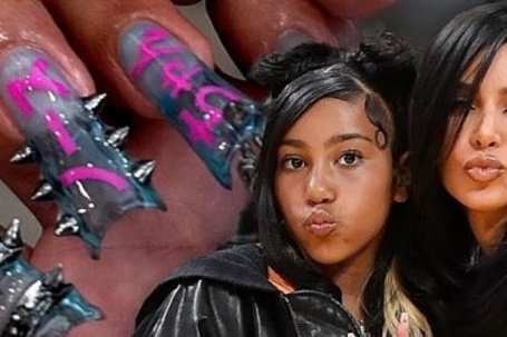 Con gái 12 tuổi của Kim mê gắn móng giả dài ngoẵng