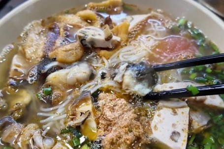 Bát bún riêu 80.000 đồng ở chợ Đồng Xuân 'gây bão'