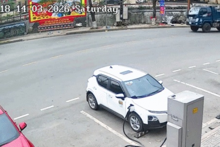 Clip: Đầu xe van bẹp dúm sau cú tông trực diện xe tải