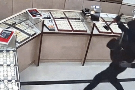 20 người cướp tiệm vàng, lấy 1,7 triệu USD trong 70 giây