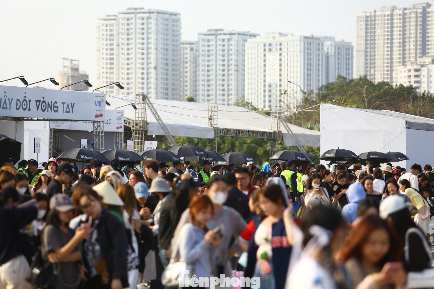 Cuối giờ chiều, số lượng người đổ về sân vận động Mỹ Đình càng đông. Lượng người dự kiến đông hơn khi sát giờ biểu diễn bởi ngày diễn ra concert là thứ 2. Nhiều người hâm mộ đến sân sau khi tan làm.