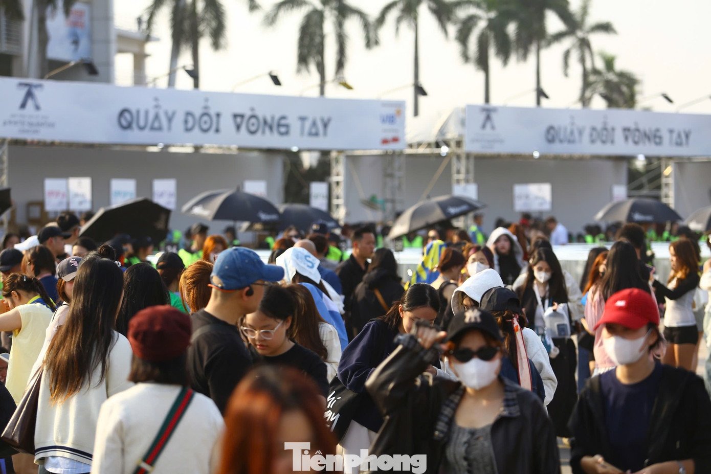 Cuối giờ chiều, số lượng người đổ về sân vận động Mỹ Đình càng đông. Lượng người dự kiến đông hơn khi sát giờ biểu diễn bởi ngày diễn ra concert là thứ 2. Nhiều người hâm mộ đến sân sau khi tan làm.