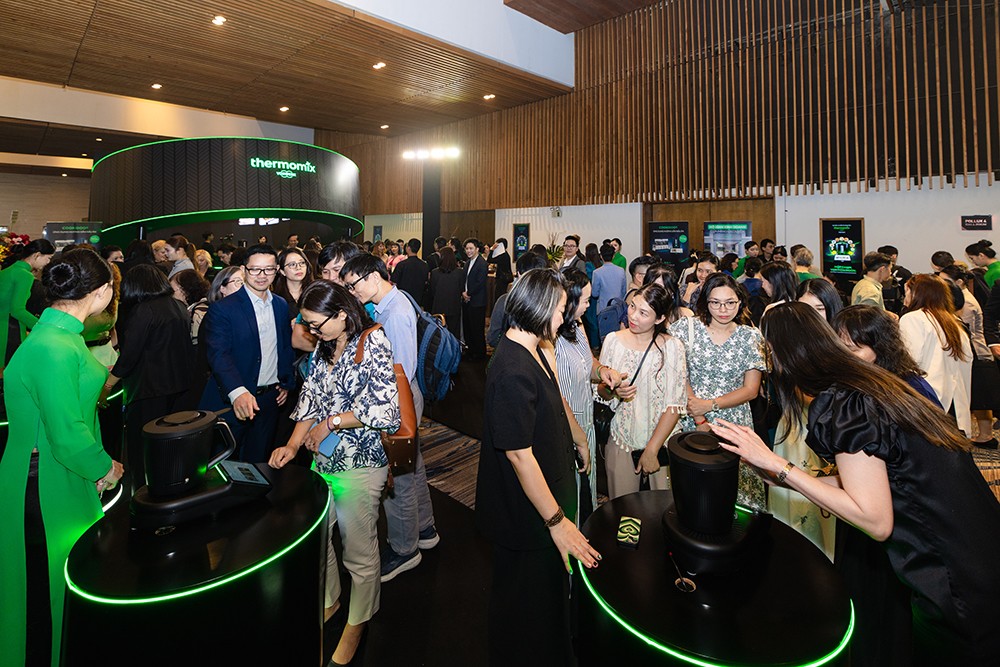 Người tham gia thích thú trải nghiệm dòng máy Thermomix TM7 tiên tiến nhất tại sự kiện