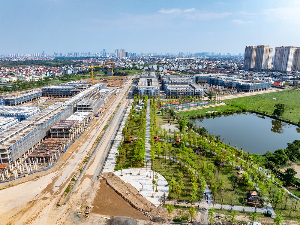 Đường nối đường Hoàng Quốc Việt kéo dài nằm giữa đại lộ Tây Thăng Long và quốc lộ 32, giao cắt qua đường vành 4 và 3.5; đồng thời chạy xuyên tâm dự án Noble Palace Tay Thang Long WorldHotels Residences. Đến giữa tháng 3/2026, con đường này đã định hình rõ nét và đang bước vào các khâu triển khai cuối cùng.