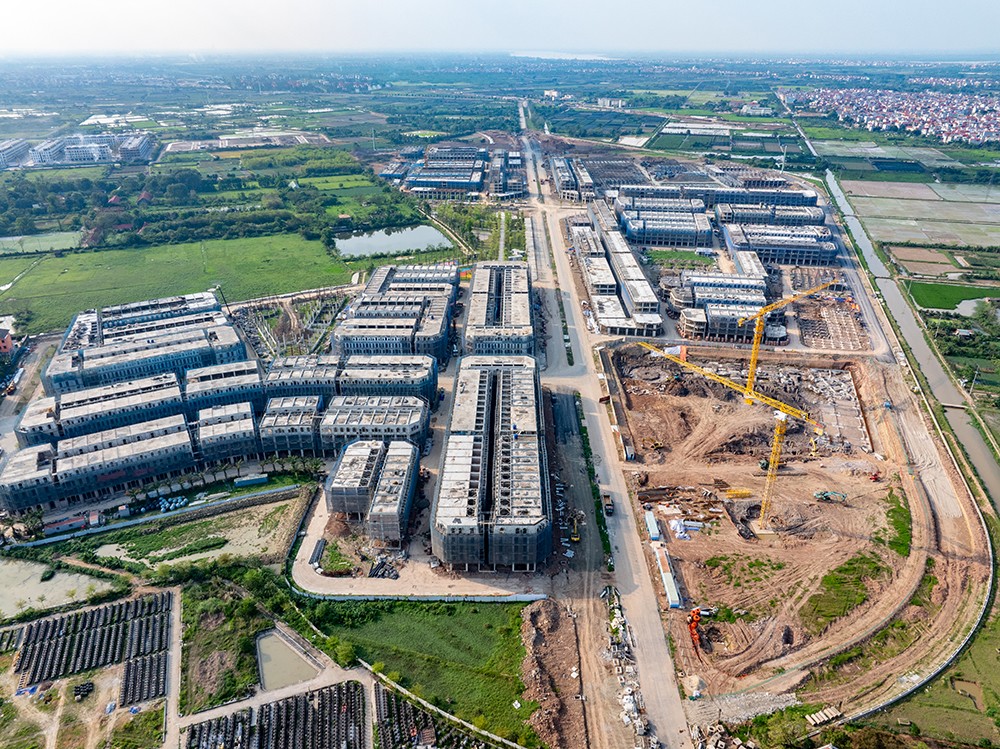 Trên tuyến đường này, dự án Noble Palace Tay Thang Long WorldHotels Residences của Sunshine Group đang tăng tốc thi công. Đây là đô thị thấp tầng hàng hiệu tiên phong tại phía Tây Thủ đô với tổng diện tích theo quy hoạch hơn 70 ha, cùng gần 2.500 căn nhà phố châu Âu.