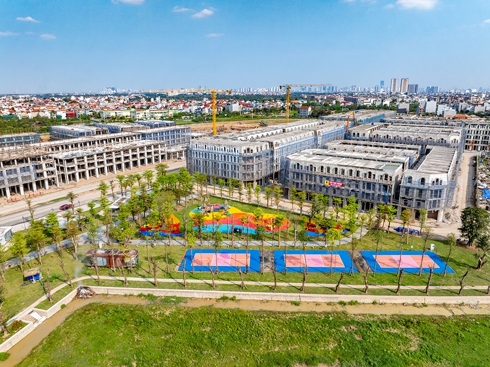 Theo Sunshine Group, đây là dòng sản phẩm nhà phố được thiết kế tối ưu công năng đến từng mét vuông, với thiết kế Châu Âu sang trọng và vật liệu cao cấp bền vững. Với cấu trúc 5 tầng thông minh, mặt tiền rộng, chủ sở hữu vừa có thể kinh doanh dịch vụ cao cấp tại tầng 1-2, vừa vận hành cho thuê văn phòng/căn hộ dịch vụ tại các tầng trên. Đây là giải pháp "tất cả trong một" giúp tối đa hóa nguồn thu và giá trị khai thác của cùng một tài sản.