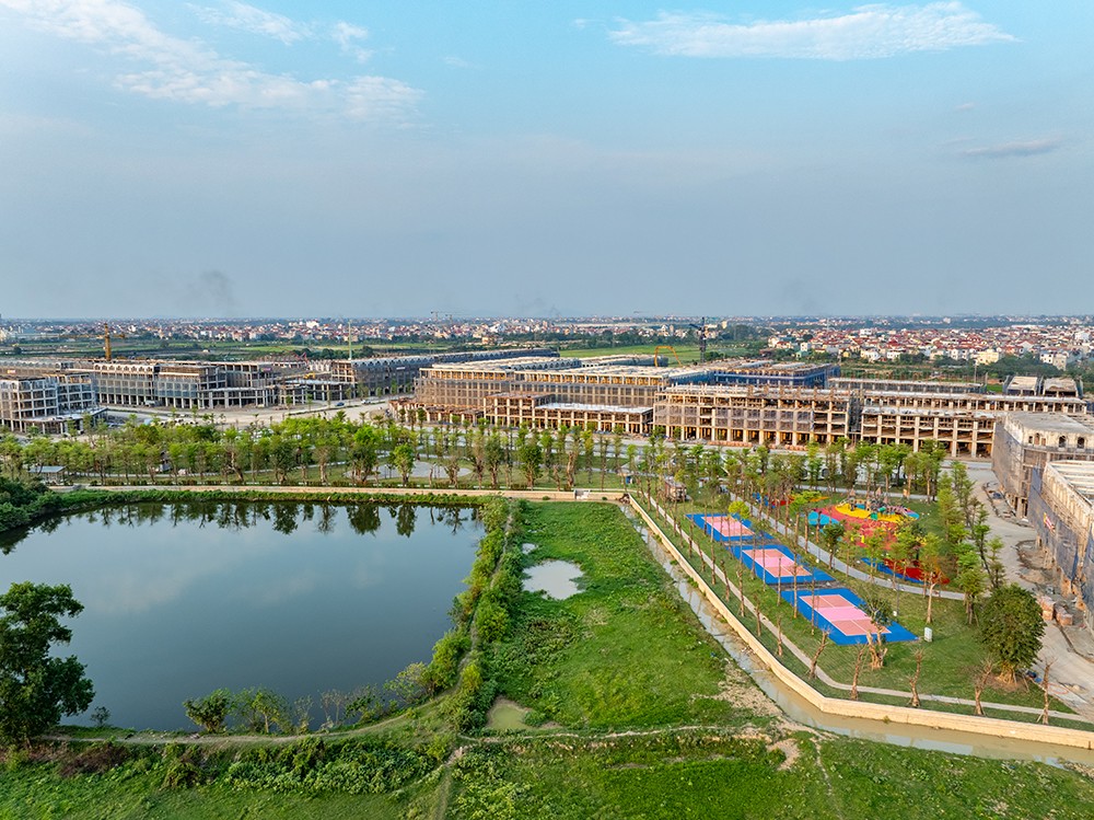 Theo quy hoạch, dự án không xây trung tâm thương mại mà phát triển mô hình phố thương mại mở, kết hợp hệ tiện ích 5 sao như bệnh viện nghỉ dưỡng, trường học quốc tế, và chuỗi sự kiện, lễ hội trình diễn ánh sáng 3D Mapping, Hologram …thường xuyên nhằm thu hút cư dân và dòng khách, qua đó gia tăng cơ hội kinh doanh cho từng căn nhà phố.