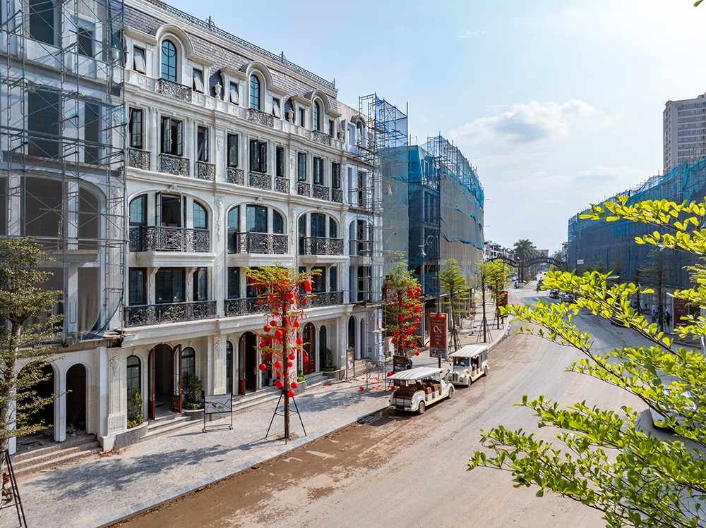 Giới đầu tư nhận định, với nguồn tài chính chỉ tương đương một căn duplex khoảng 150 m² trong nội đô, khách hàng đã có thể sở hữu nhà phố diện tích đất 100 m² và tổng diện tích sử dụng lên tới gần 600 m² tại Noble Palace Tay Thang Long WorldHotels Residences với giá trị khai thác vượt trội.