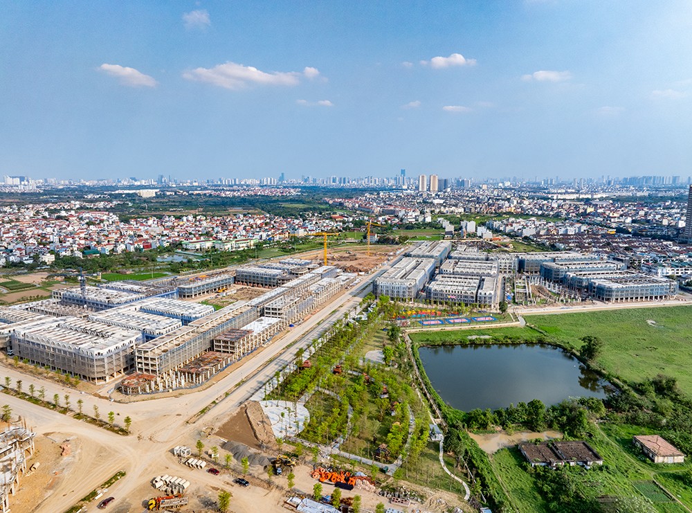 Trong lịch sử phát triển đô thị Hà Nội, nhiều đại lộ lớn như Cầu Giấy, Trần Duy Hưng hay Lê Văn Lương… từng chứng kiến sự gia tăng mạnh mẽ của giá trị khai thác khi hạ tầng hoàn thiện và các hoạt động thương mại hình thành dọc tuyến. Theo đó, đường nối đường Hoàng Quốc Việt kéo dài được dự đoán sẽ đi theo quy luật tương tự với sự bứt phá hạ tầng kỷ lục của phía Tây Hà Nội với Tây Thăng Long chuẩn bị về đích trong 2026.