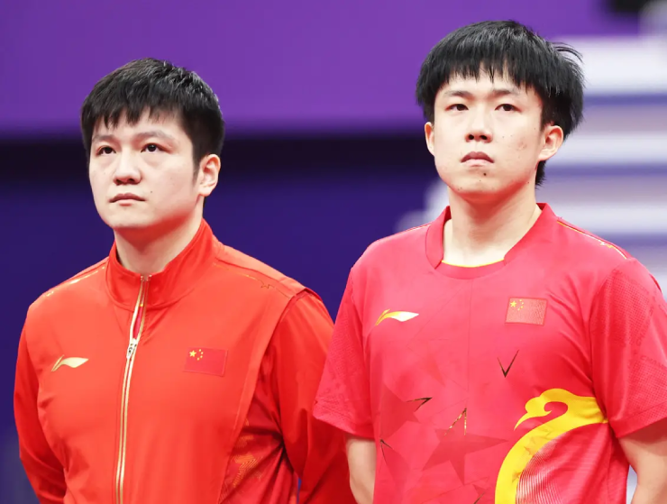 Fan Zhendong (bên trái) vẫn là số 1 thế giới, nhưng ngay sau anh là các tay vợt Nhật Bản