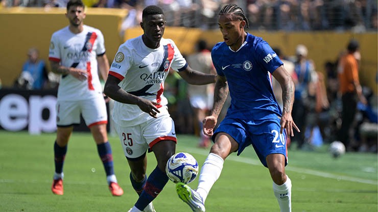 Chelsea (áo xanh) được dự đoán sẽ gặp nhiều khó khăn trước PSG