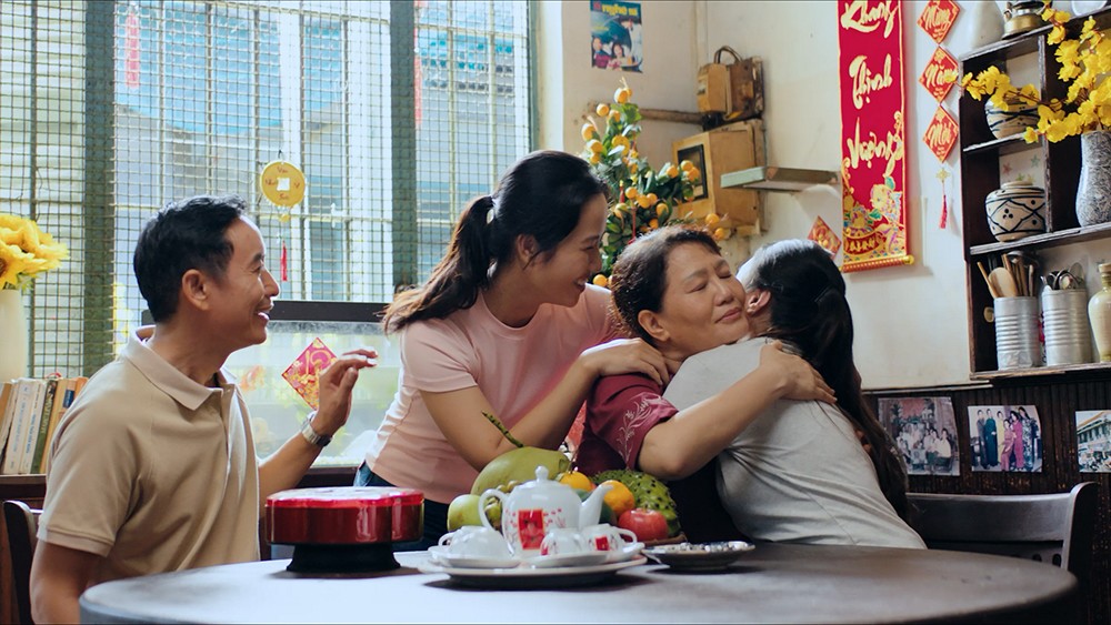 Các khoảnh khắc đẹp trong MV Góp nên Tết nhà vô giá của Home Credit. Ảnh: Home Credit