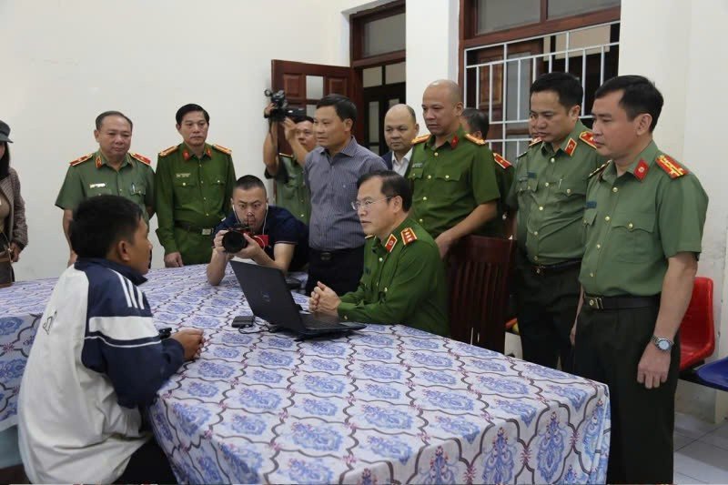 Thứ trưởng Nguyễn Văn Long trực tiếp lấy lời khai các đối tượng.