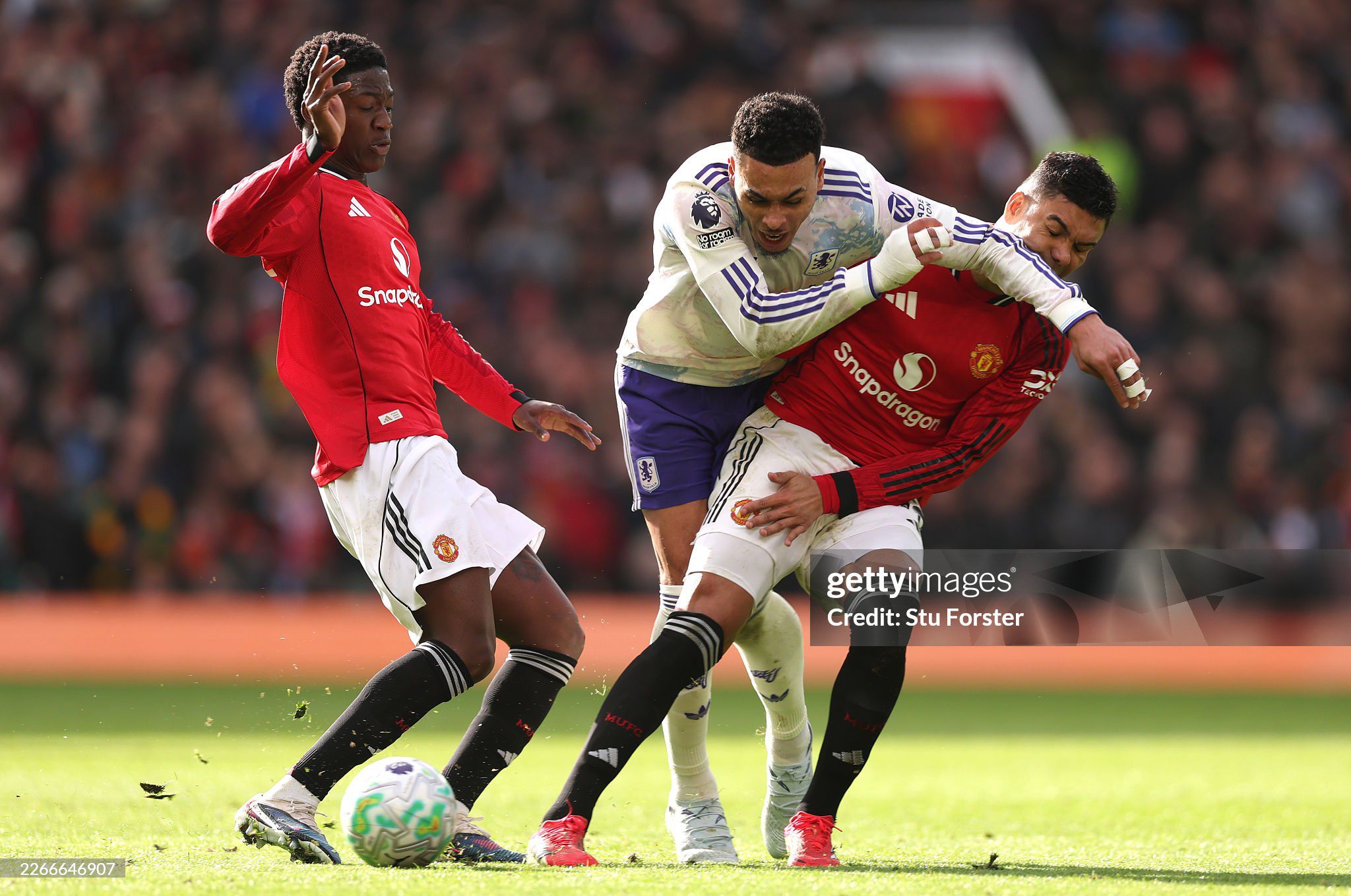 MU (áo đỏ) giành chiến thắng quan trọng trước Aston Villa