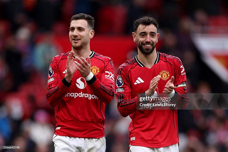 Fernandes (bên phải) tiếp tục là người hùng của MU