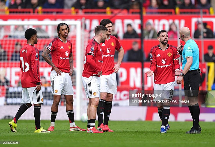 Các cầu thủ MU phản ứng với trọng tài ở trận thắng Aston Villa