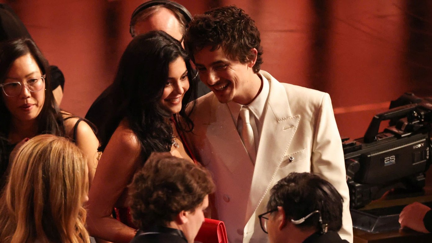 "Chàng thơ" dự lễ trao giải cùng bạn gái Kylie Jenner. Ảnh: Getty Images