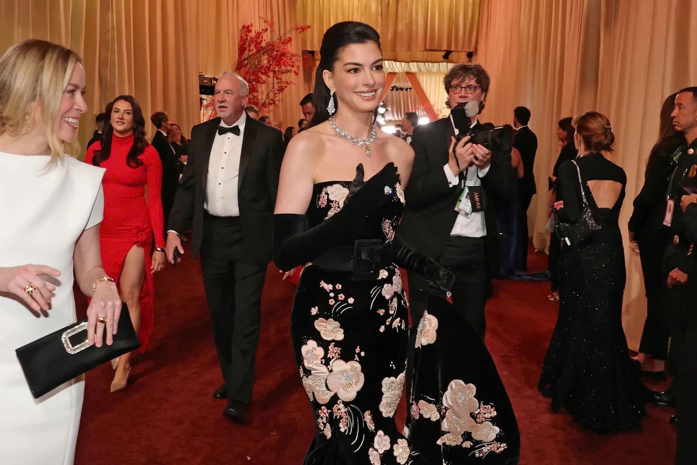 Những khoảnh khắc hài hước lẫn gây tranh cãi tại lễ trao giải Oscar 2026 - 7