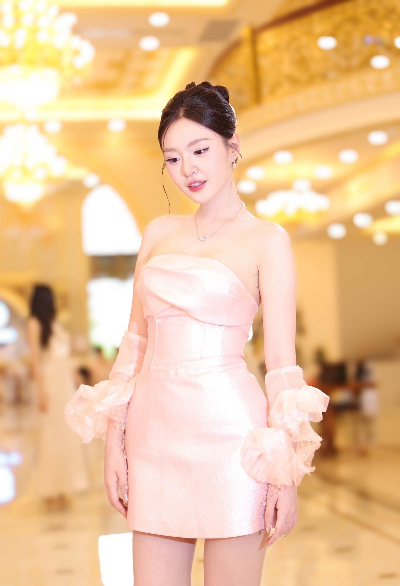 Bên cạnh đó, cô còn giành danh hiệu Nữ sinh nhân ái và là Đại sứ kết nối chiến dịch Global Volunteer tại AIESEC.