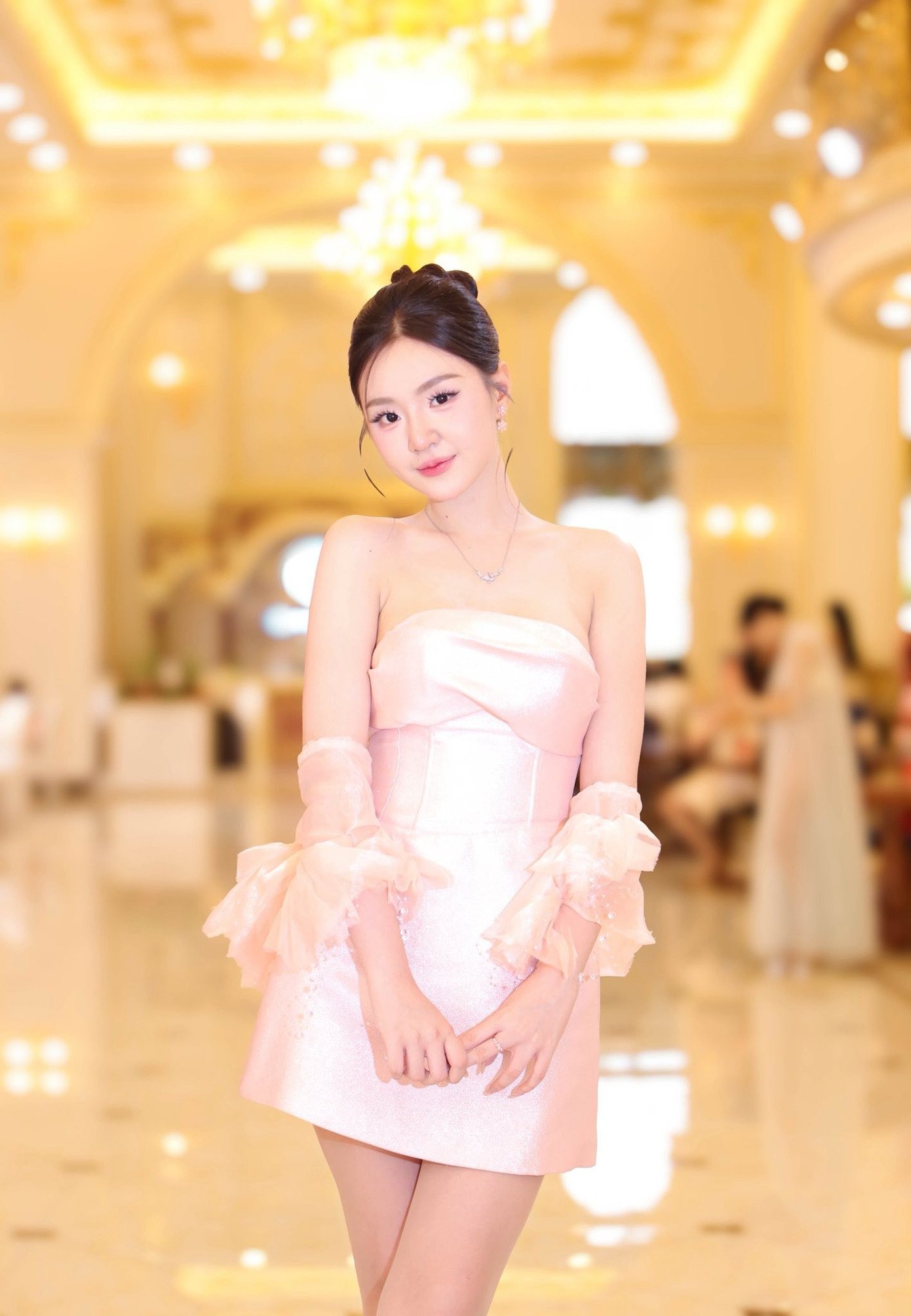 Bên cạnh đó, cô còn giành danh hiệu Nữ sinh nhân ái và là Đại sứ kết nối chiến dịch Global Volunteer tại AIESEC.