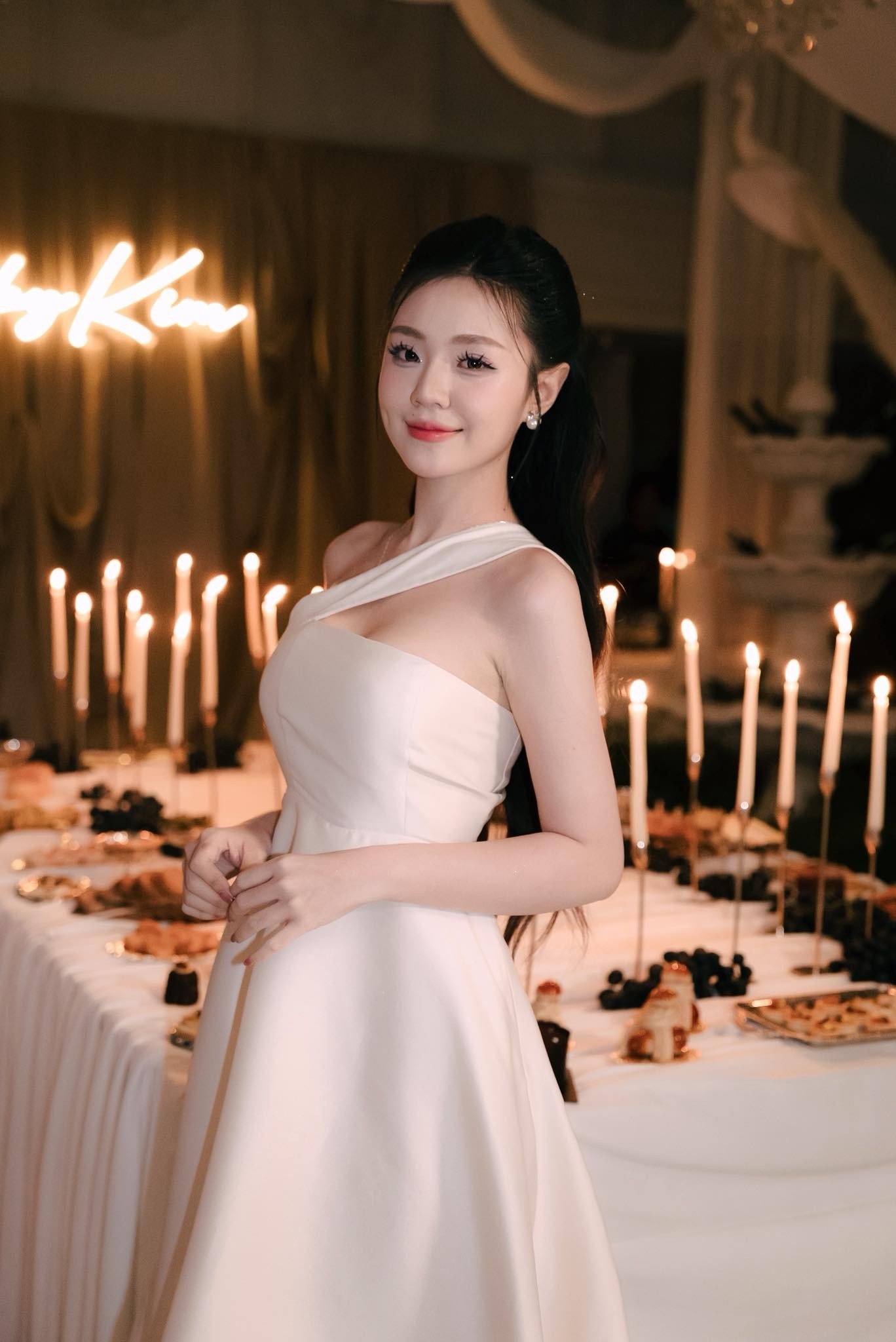 Khánh Như là cựu sinh viên Đại học Kinh tế TPHCM (UEH), từng giành được học bổng hỗ trợ học tập lên đến 150%. Cô còn là gương mặt tiêu biểu trong nghiên cứu khoa học với giải C Nhà nghiên cứu trẻ UEH 2023.