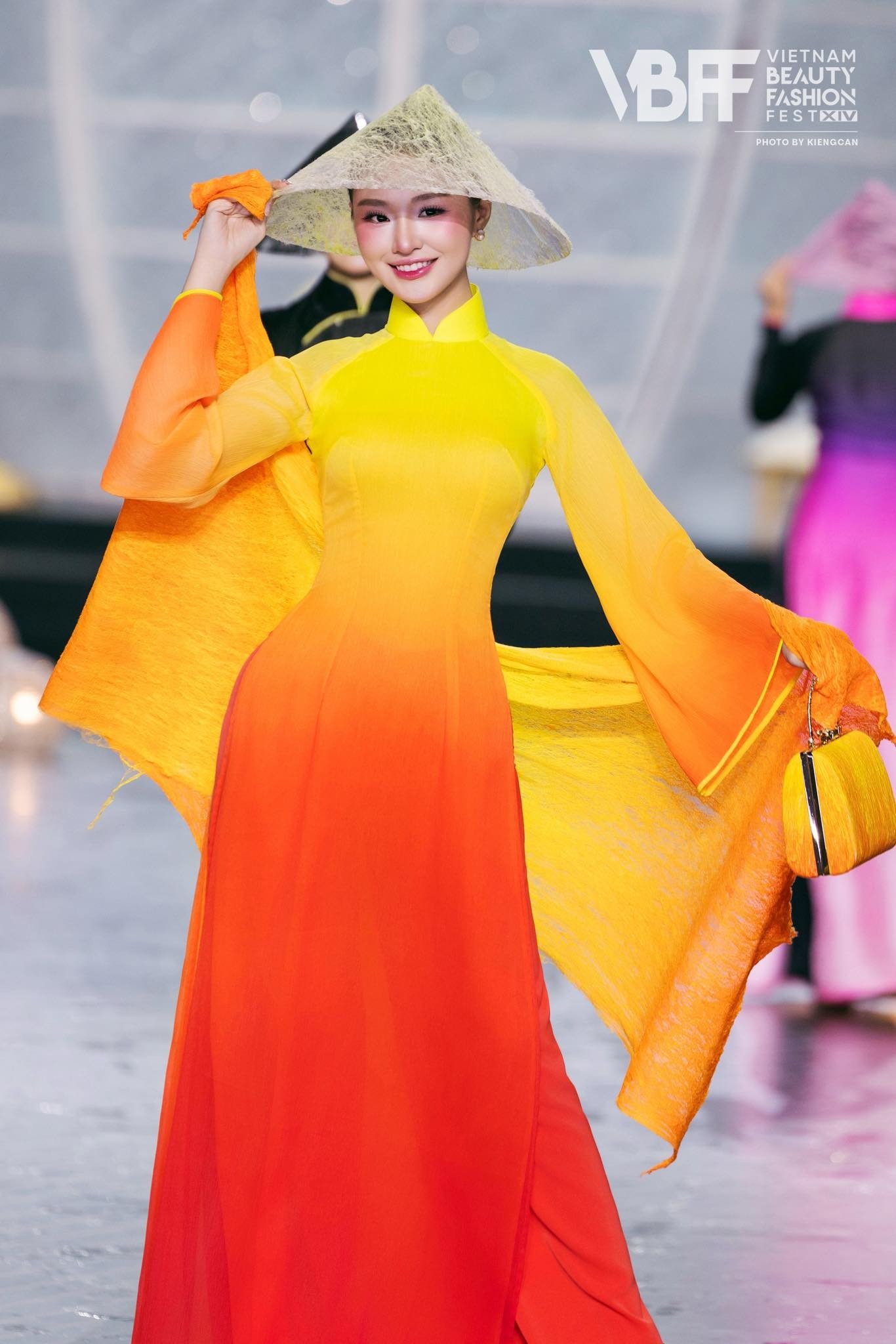 Khánh Như trình diễn áo dài và dạ hội tại cuộc thi Hoa hậu Thế giới Việt Nam 2025.