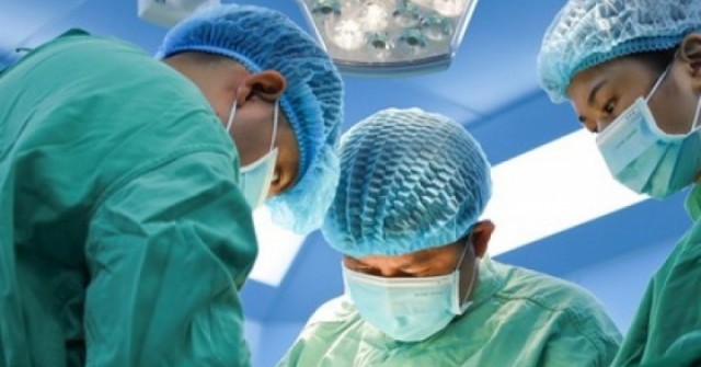 Phẫu thuật lấy viên sỏi bàng quang "khủng" bằng quả trứng ngỗng