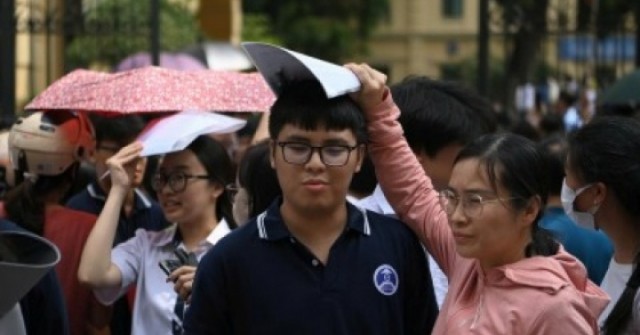 Học phí đại học tăng mạnh: Nỗi lo “gánh nặng kép” của phụ huynh