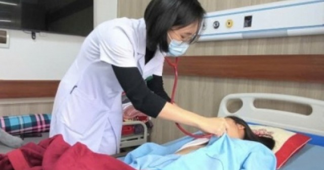 Sốt, viêm họng tưởng nhẹ, nữ sinh 16 tuổi bị “siêu vi khuẩn” tấn công não, tim