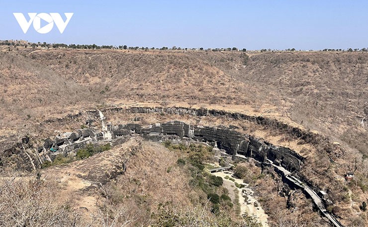 Tọa lạc ở lưng chừng núi, bên dưới là dòng sông Waghur uốn khúc theo hình móng ngựa, hang động Ajanta được khoét sâu vào bên trong vách núi đá thẳng đứng cao 80m.
