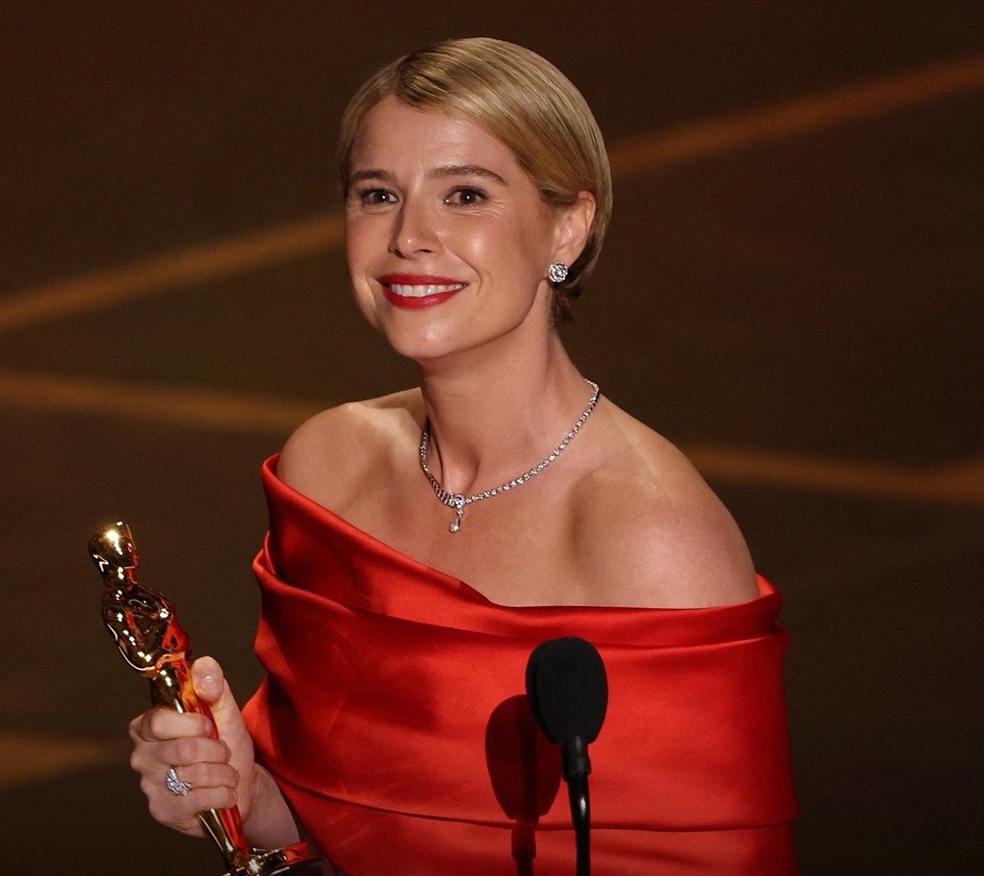Jessie&nbsp;Buckley với tượng vàng Oscar đầu tiên trong đời.&nbsp;Ảnh: CNN