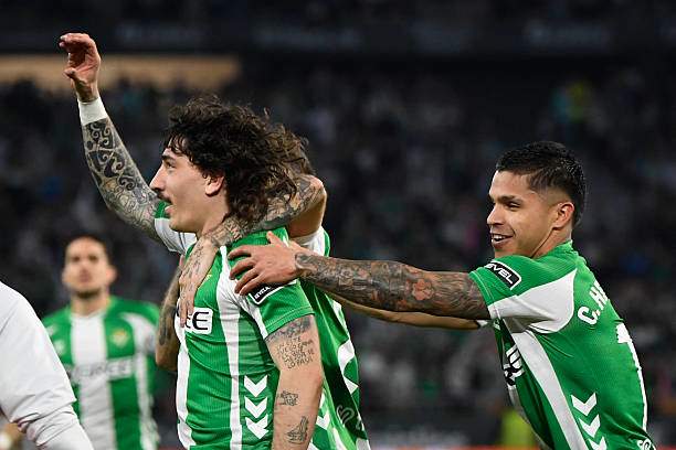 Bellerin (trái)&nbsp;gỡ hòa cho Betis đầu hiệp 2