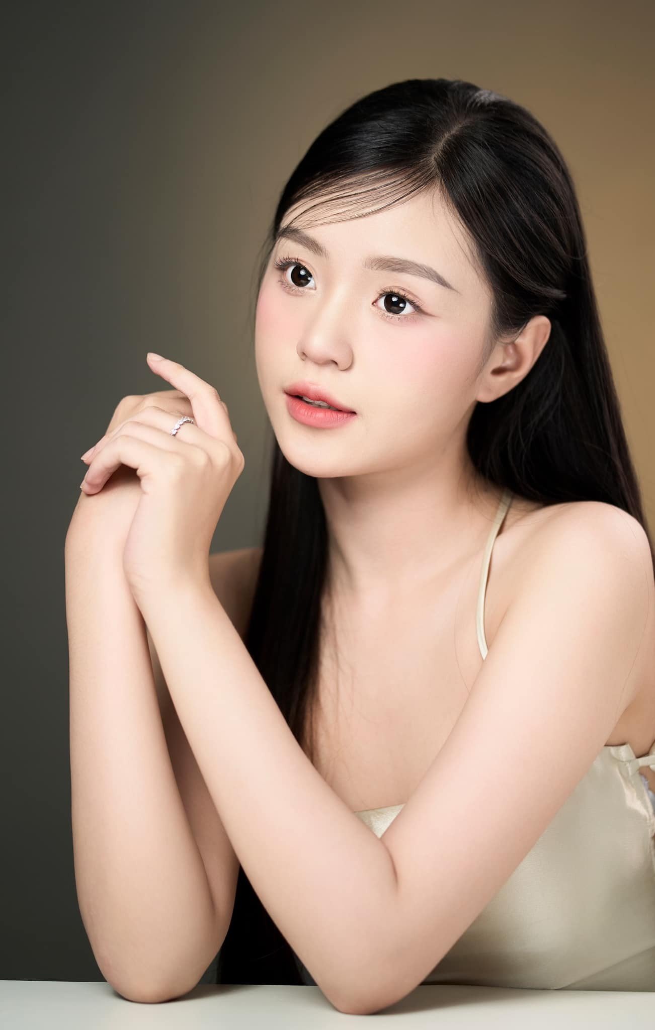 Trong phần thi Head To Head Challenge của cuộc thi Hoa hậu Thế giới Việt Nam 2025, người đẹp Lê Phương Khánh Như, sinh năm 2004, đến từ Khánh Hòa đã giành chiến thắng và nắm trong tay chiếc vé vào thẳng top 20.