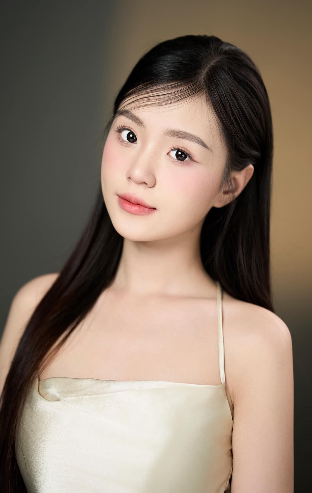 Trong phần thi Head To Head Challenge của cuộc thi Hoa hậu Thế giới Việt Nam 2025, người đẹp Lê Phương Khánh Như, sinh năm 2004, đến từ Khánh Hòa đã giành chiến thắng và nắm trong tay chiếc vé vào thẳng top 20.