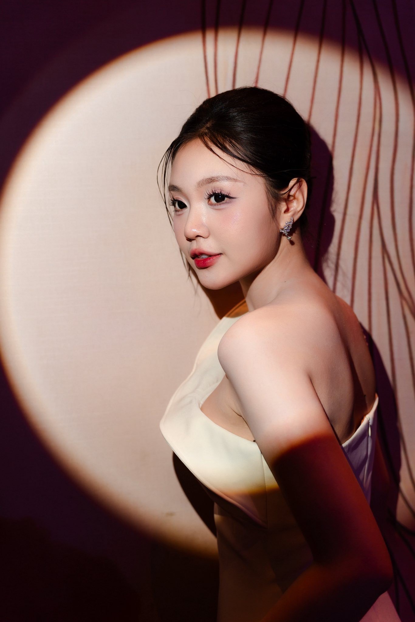 Khánh Như cho rằng rực rỡ không chỉ dành cho những người đứng ở sân khấu lớn hay có nhiều cơ hội nổi bật mà bất kỳ ai cũng có thể rực rỡ theo cách riêng của mình khi tin vào điều mình làm, sống hết mình và tạo ra giá trị cho bản thân cũng như xã hội.