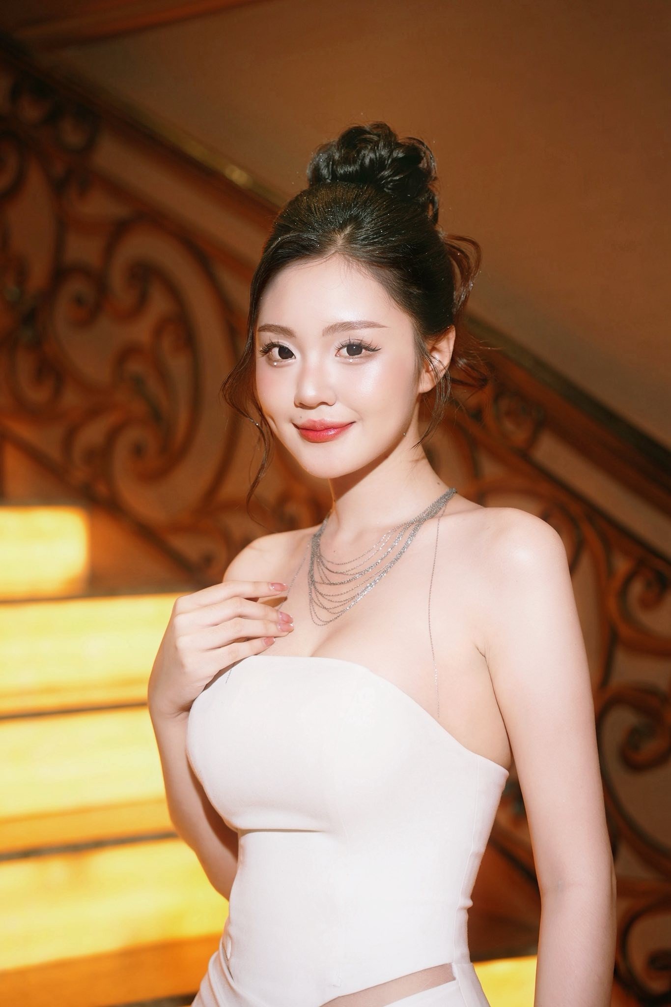 Khánh Như cho rằng rực rỡ không chỉ dành cho những người đứng ở sân khấu lớn hay có nhiều cơ hội nổi bật mà bất kỳ ai cũng có thể rực rỡ theo cách riêng của mình khi tin vào điều mình làm, sống hết mình và tạo ra giá trị cho bản thân cũng như xã hội.