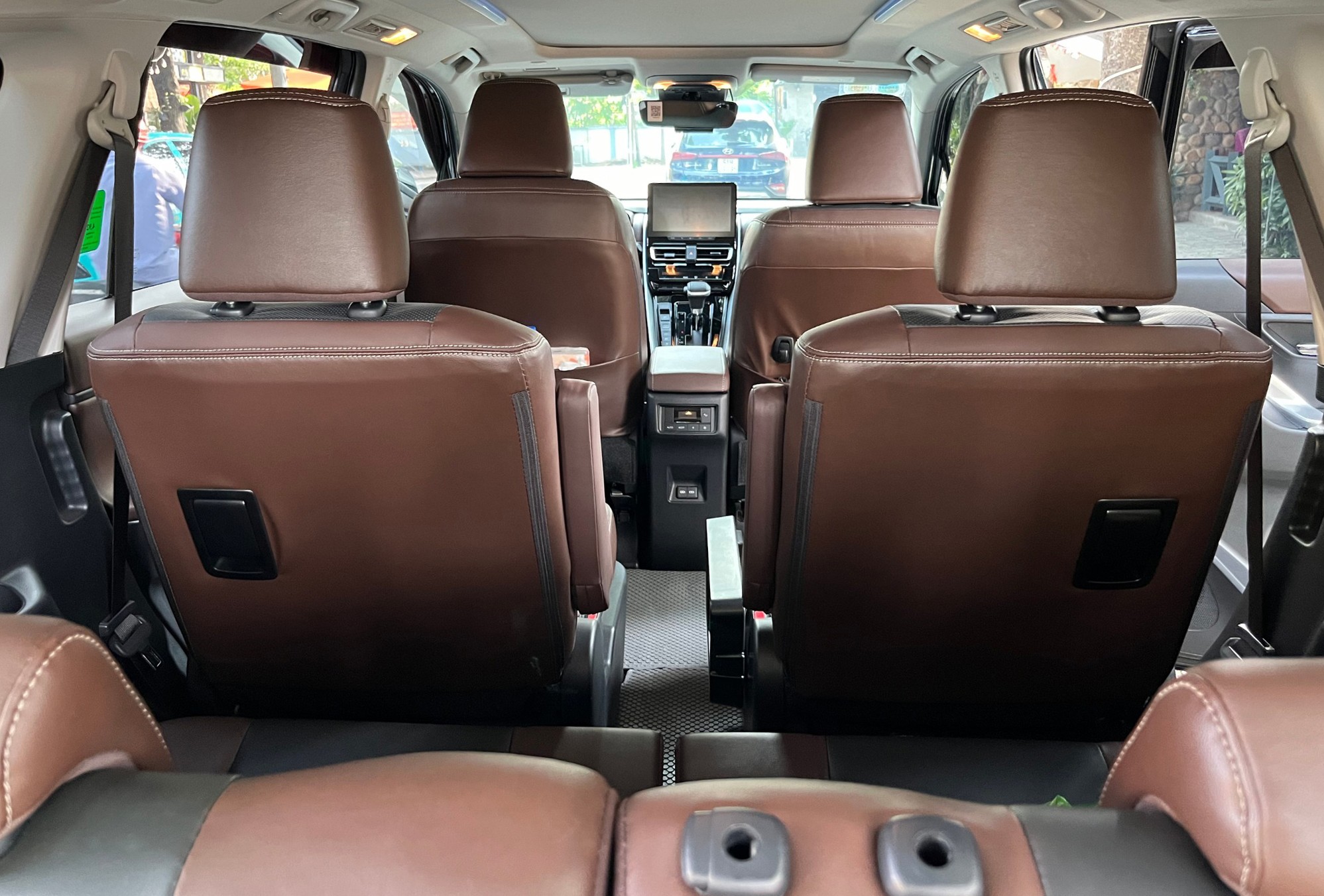 Không gian nội thất xe Toyota Innova Cross rộng rãi đủ cho gia đình khi đi xa.