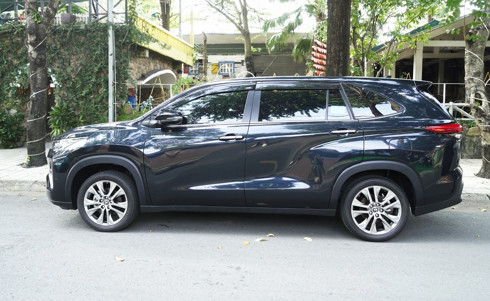 Xe có kích thước tổng thể dài x rộng x cao lần lượt: 4.755 x 1.850 x 1.790 mm và chiều dài cơ sở đạt 2.850 mm.