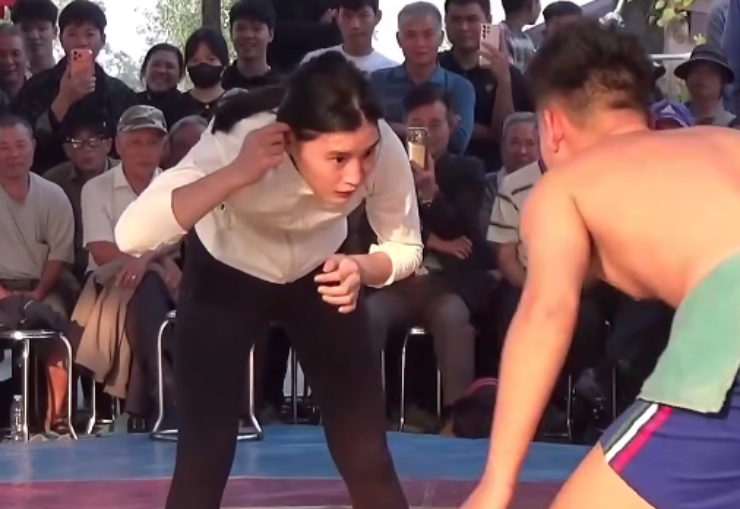 Clip về Thu An (áo trắng) đấu vật với trai làng đang được quan tâm trên mạng xã hội