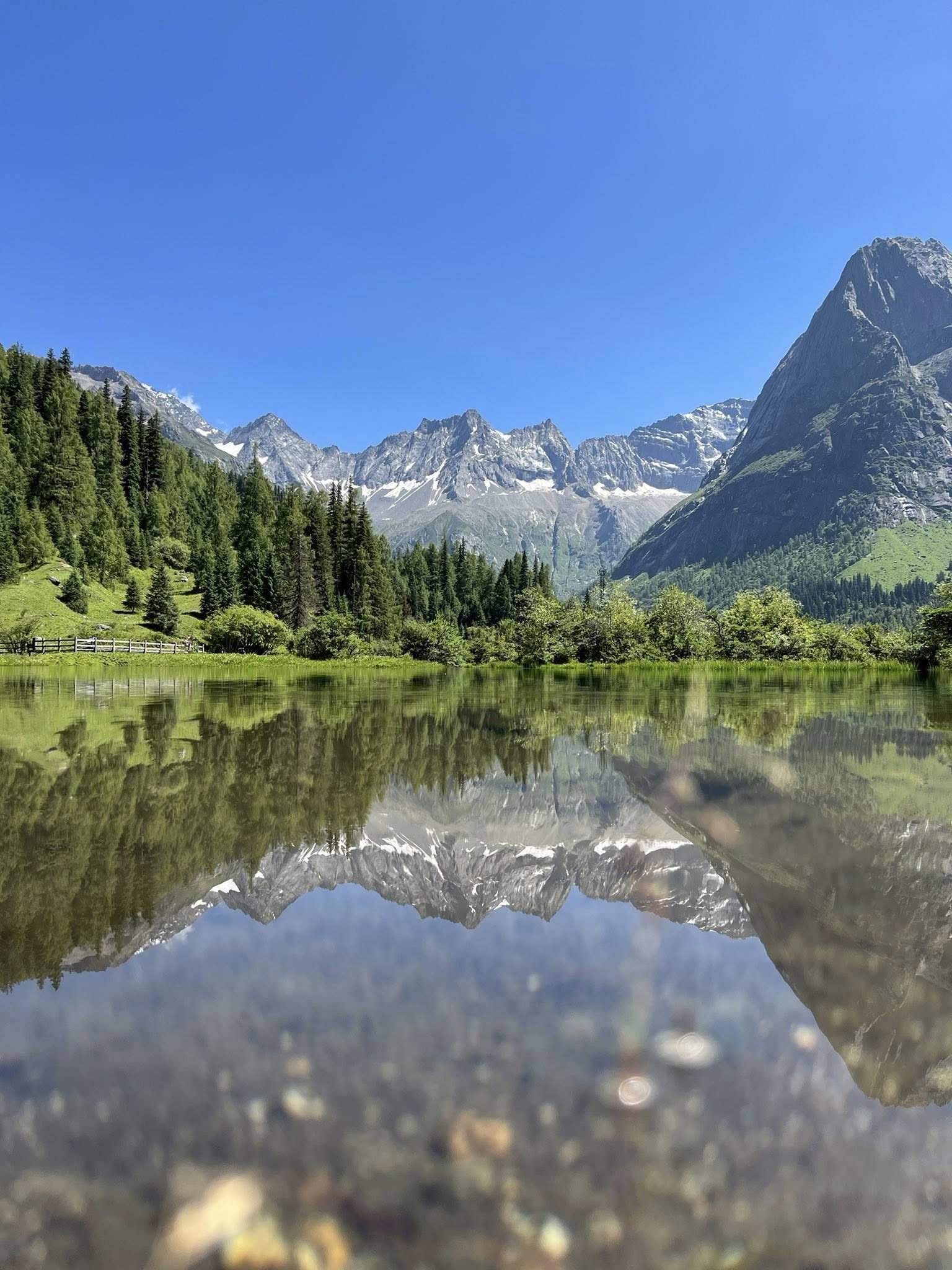 Vẻ đẹp khu bảo tồn thiên nhiên Á Đinh và núi Tứ Cô Nương qua khung hình của cặp đôi