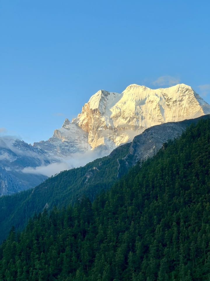 Vẻ đẹp khu bảo tồn thiên nhiên Á Đinh và núi Tứ Cô Nương qua khung hình của cặp đôi